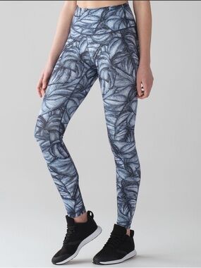 Lululemon Wunder Under Hi-Rise Tight (Nulux) Blue white size 8